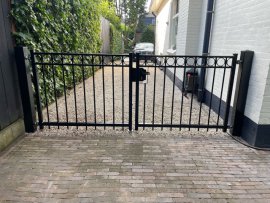 Draaipoort A01 bij woning