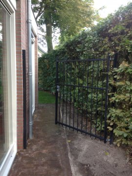 Open looppoort naast woning