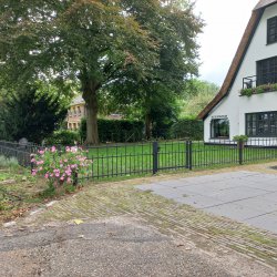 Tuinpoort met sierhekwerk in het Gooi